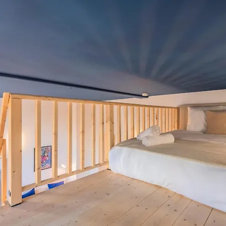 Grand Pour Deux Personnes En Mezzanine *