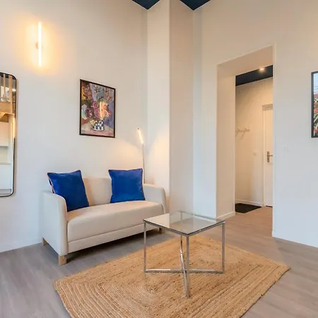 Grand Pour Deux Personnes En Mezzanine *