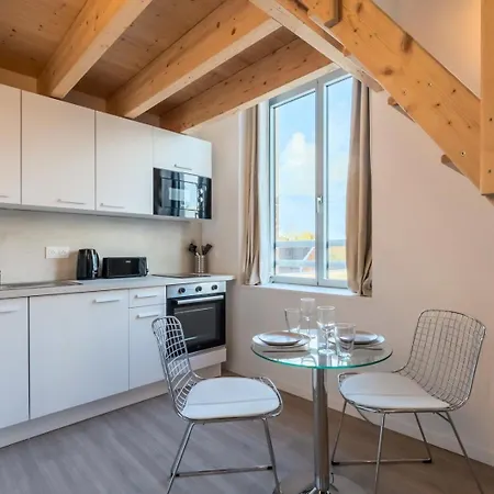 Grand Pour Deux Personnes En Mezzanine *