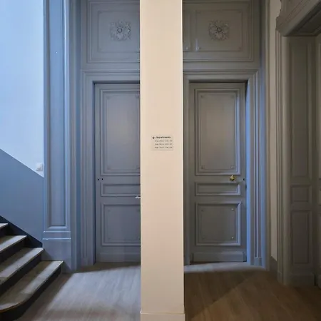 Grand Pour Deux Personnes En Mezzanine *